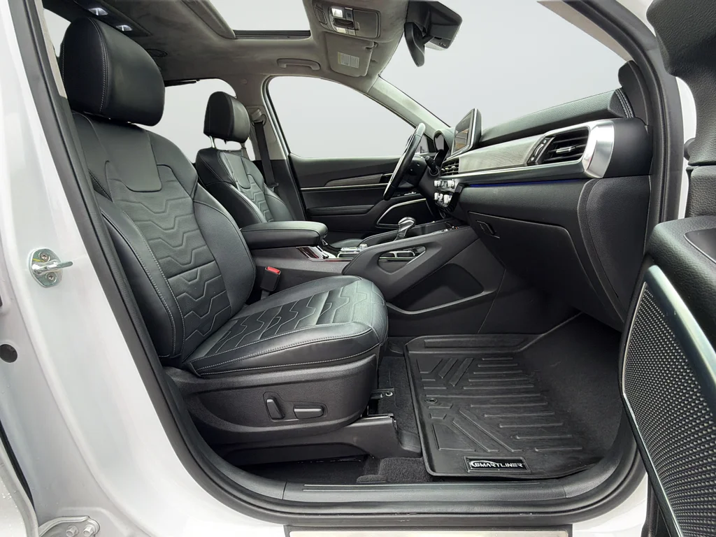 Used 2022 White Kia SX image 26