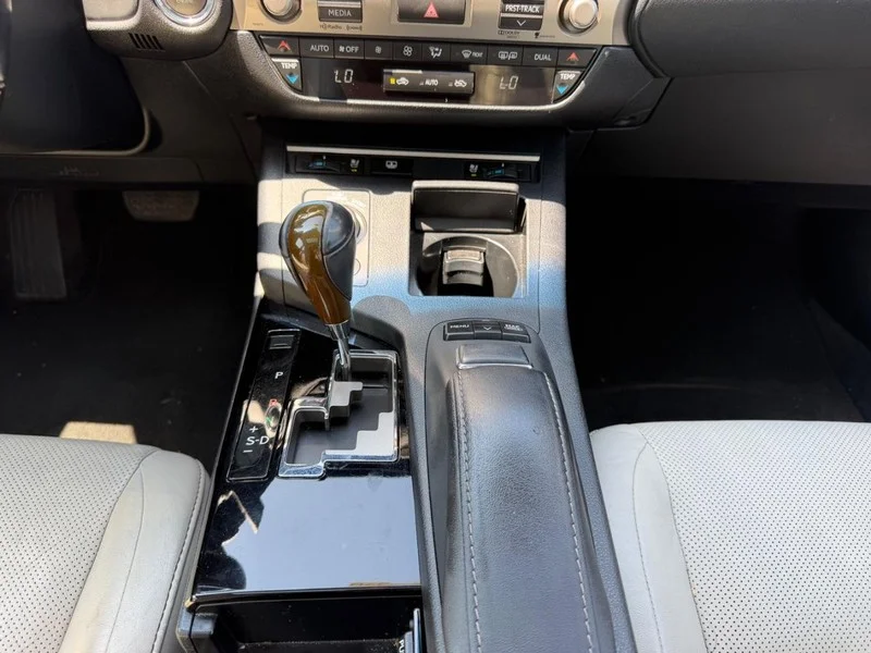 Used 2013 Nebula Gray Pearl Lexus 4dr Sdn image 17