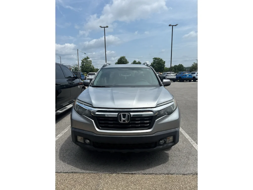 Used 2017 Lunar Silver Metallic Honda RTL image 1