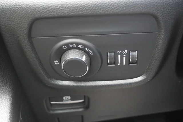 Used 2025  Jeep Laredo X image 30