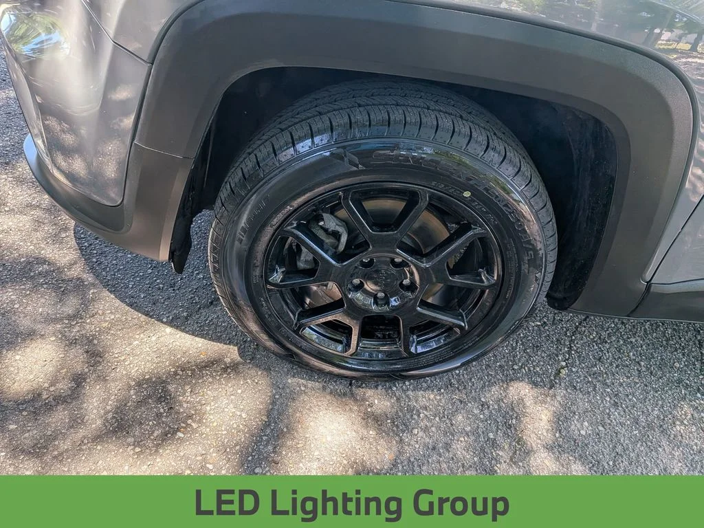 Used 2020 Gray Jeep Latitude image 11