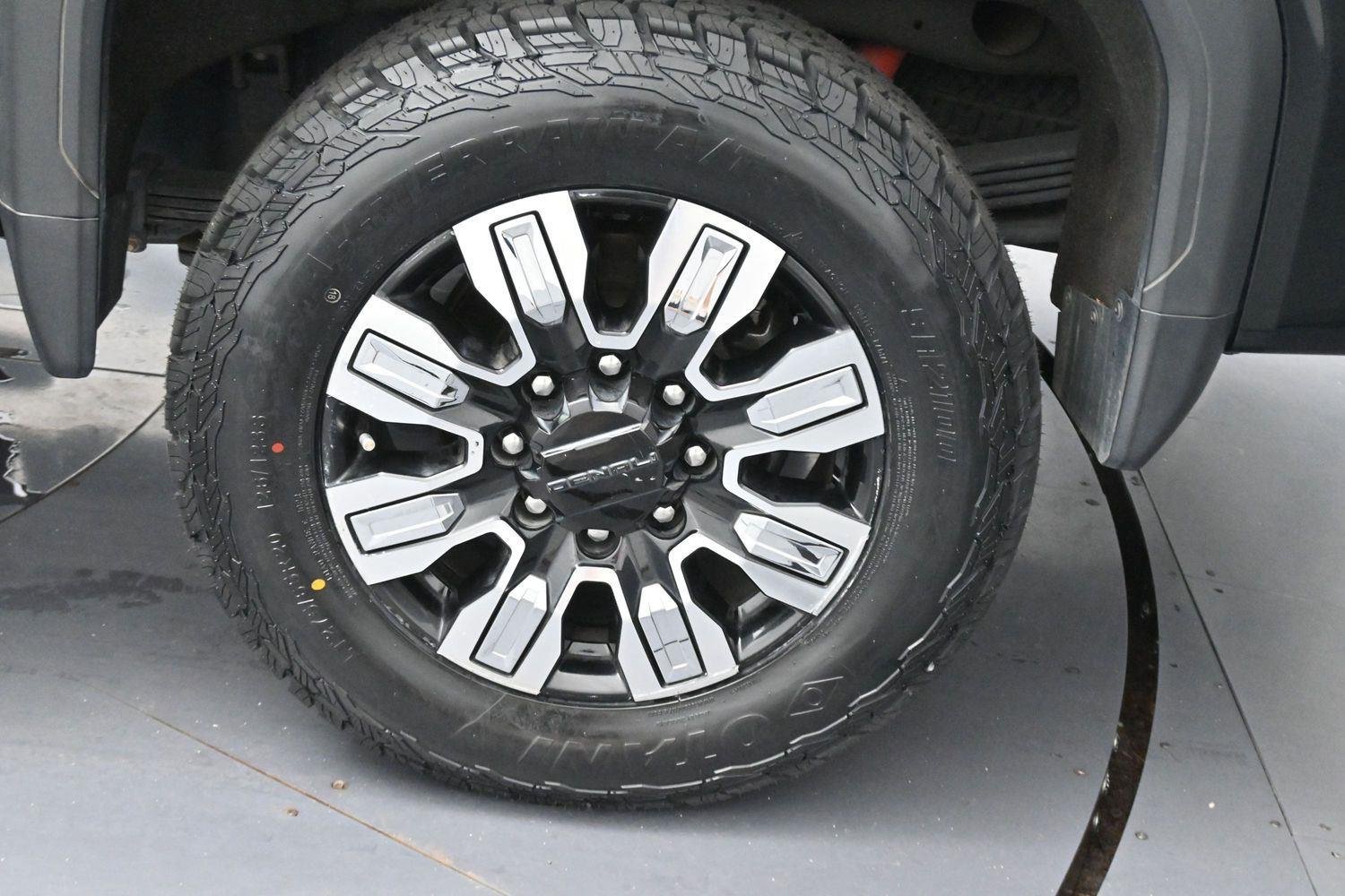 Used 2024 Onyx Black GMC Denali image 38