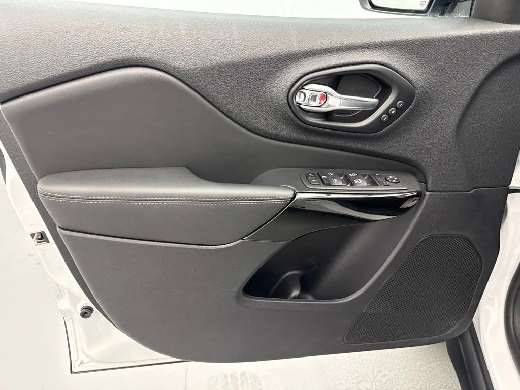 Used 2023 White Jeep Altitude image 18