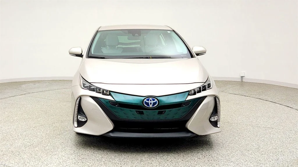 Used 2018 Titanium Glow Toyota Advanced image 2