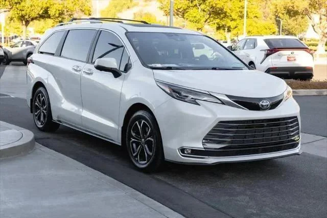 Certified Used 2025 WIND CHILL PEARL Toyota  image 3
