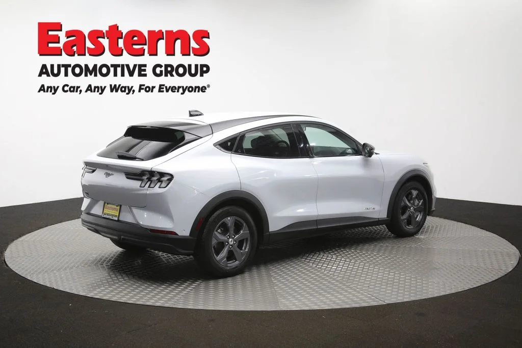 Used 2023 White Ford Select image 39