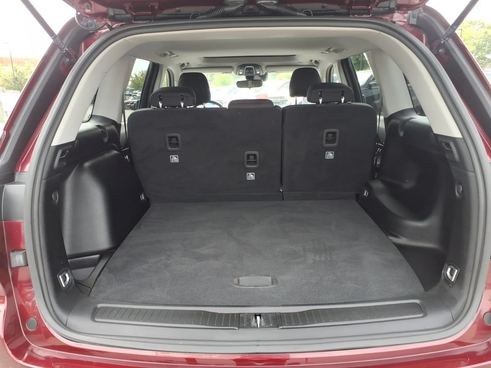 Used 2023 Velvet Red Pearlcoat Jeep Laredo image 31