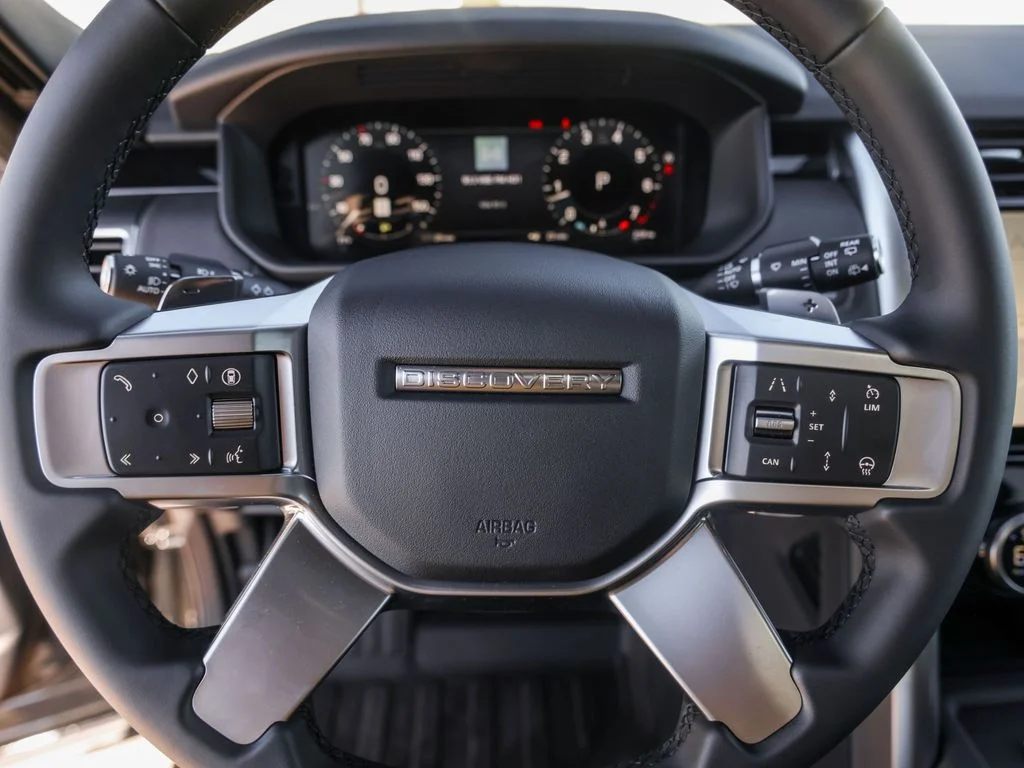 Used 2025 Santorini Black Metallic Land Rover S image 18