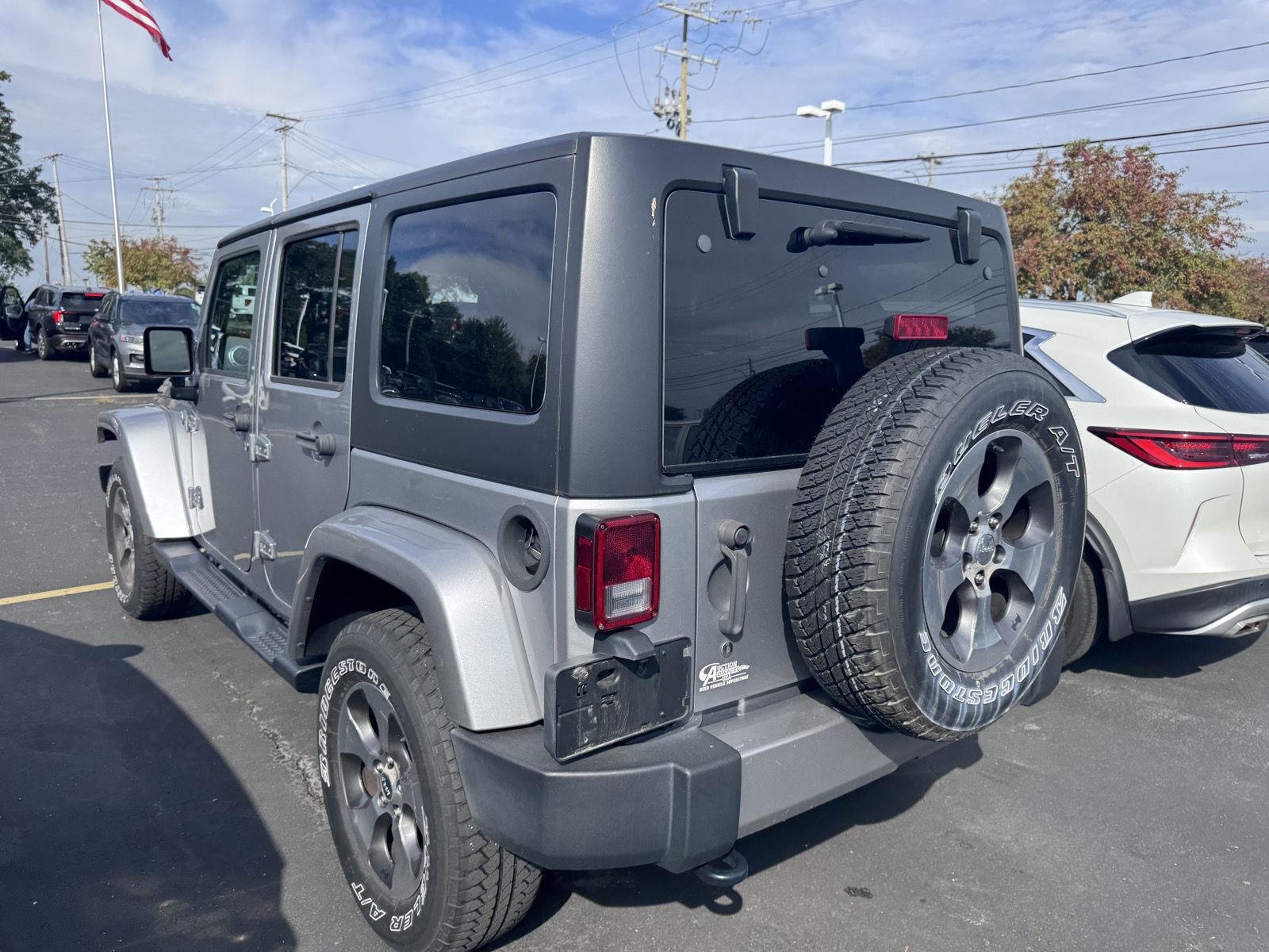Used 2017 Billet Silver Metallic Clearcoat Jeep Sahara image 6