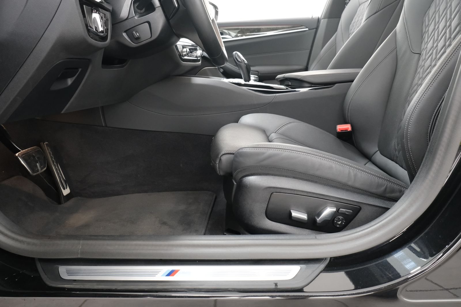 Used 2023 Black Sapphire Metallic BMW 540i xDrive image 32