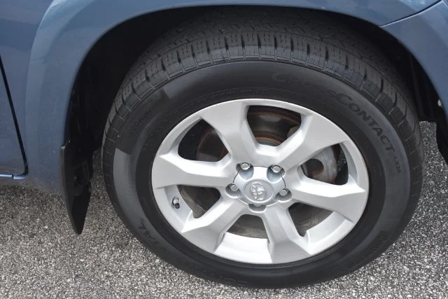 Used 2010 Blue Toyota Limited image 12