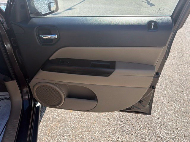 Used 2014 Rugged Brown Pearlcoat Jeep Latitude image 19