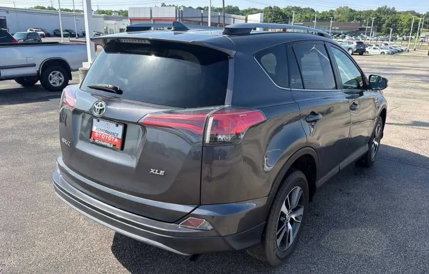Used 2018 Magnetic Gray Metallic Toyota XLE image 5