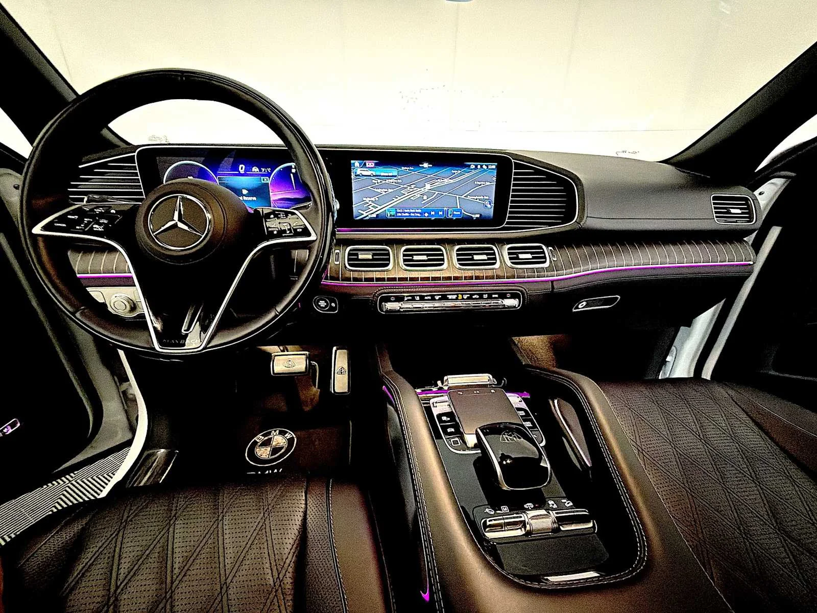Used 2025 MANUFAKTUR Moonlight White Metallic Mercedes-Benz Maybach GLS 600 image 16