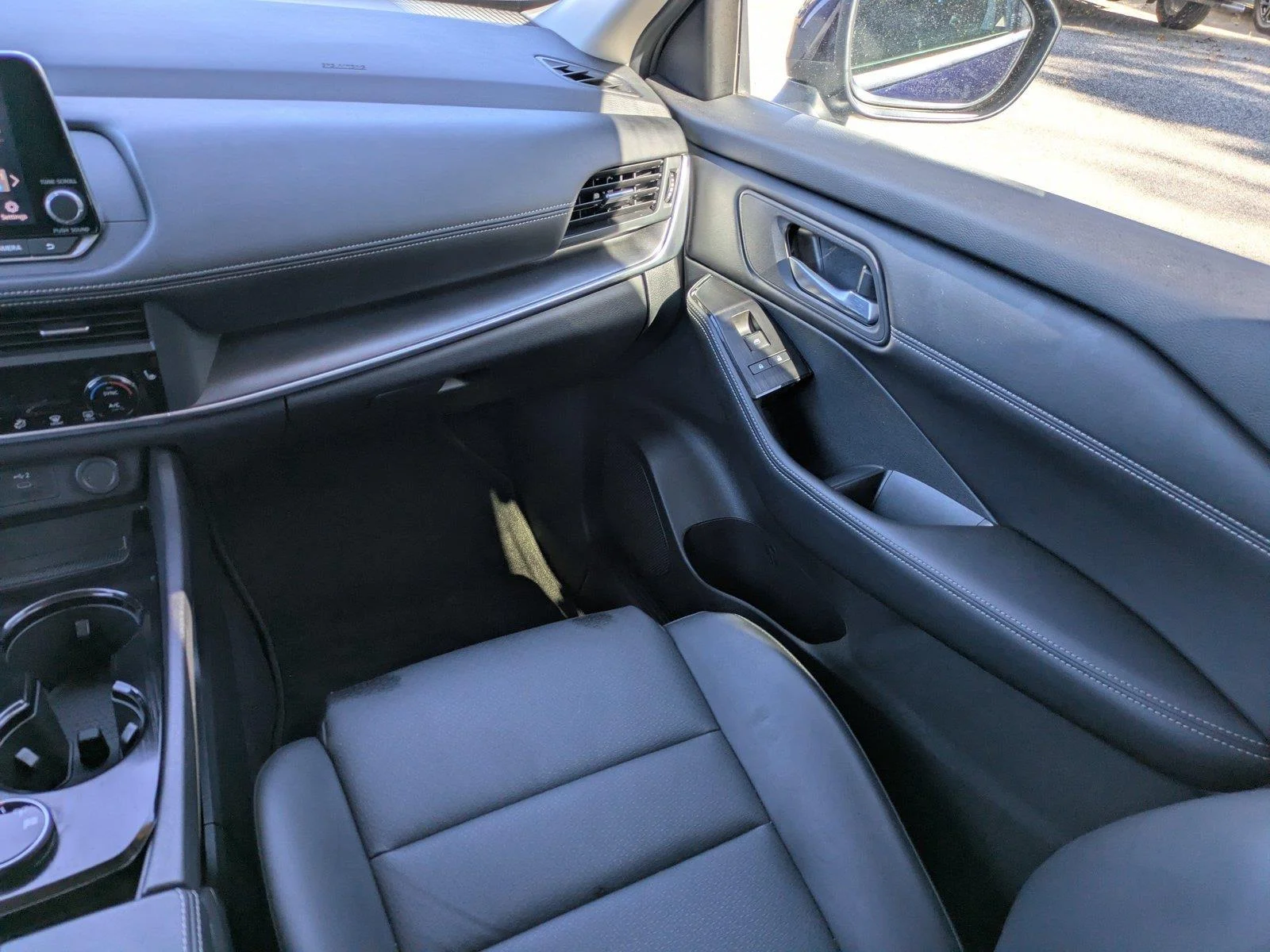 Used 2024 Deep Ocean Blue Pearl Nissan SV image 17
