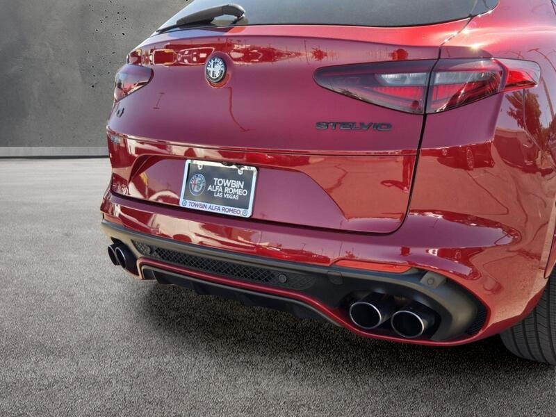 Used 2018 Rosso Competizione Tri-Coat Alfa Romeo AWD image 5