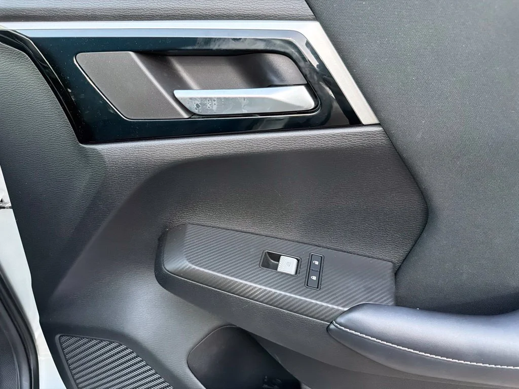 Used 2022 Silver Mitsubishi ES image 9