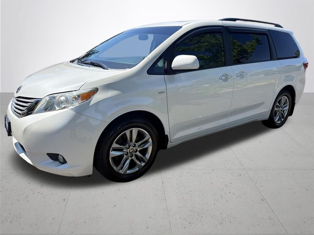 Used 2017  Toyota XLE image 2