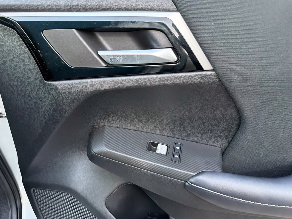 Used 2022 Silver Mitsubishi ES image 9