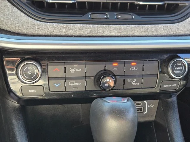 Used 2024 White Jeep Latitude image 28