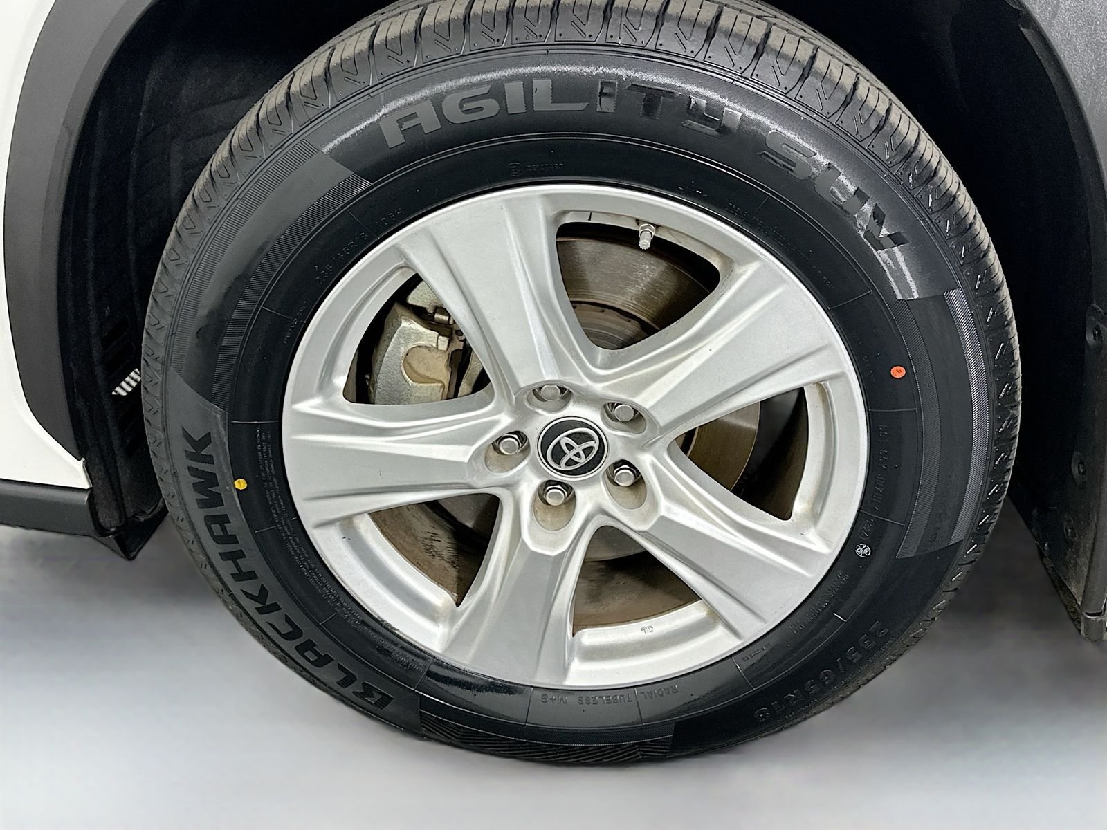Used 2022 Pearl Toyota LE image 32