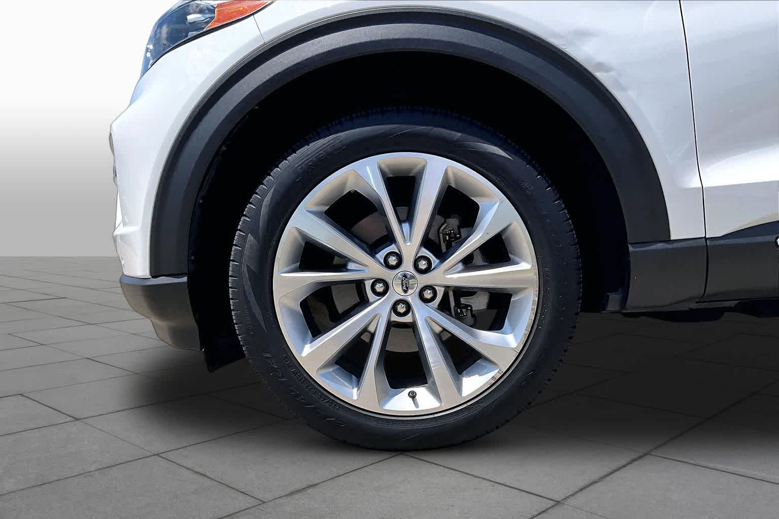 Used 2023 Star White Metallic Tri-Coat Ford Platinum image 10