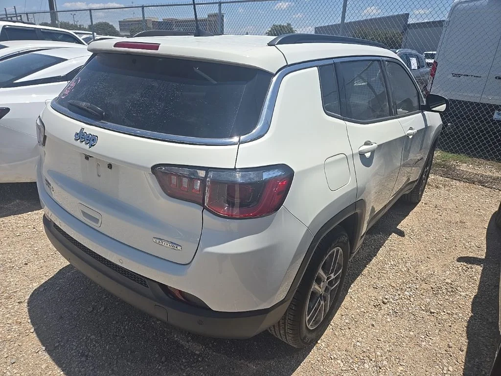 Used 2017 White Jeep Latitude image 3