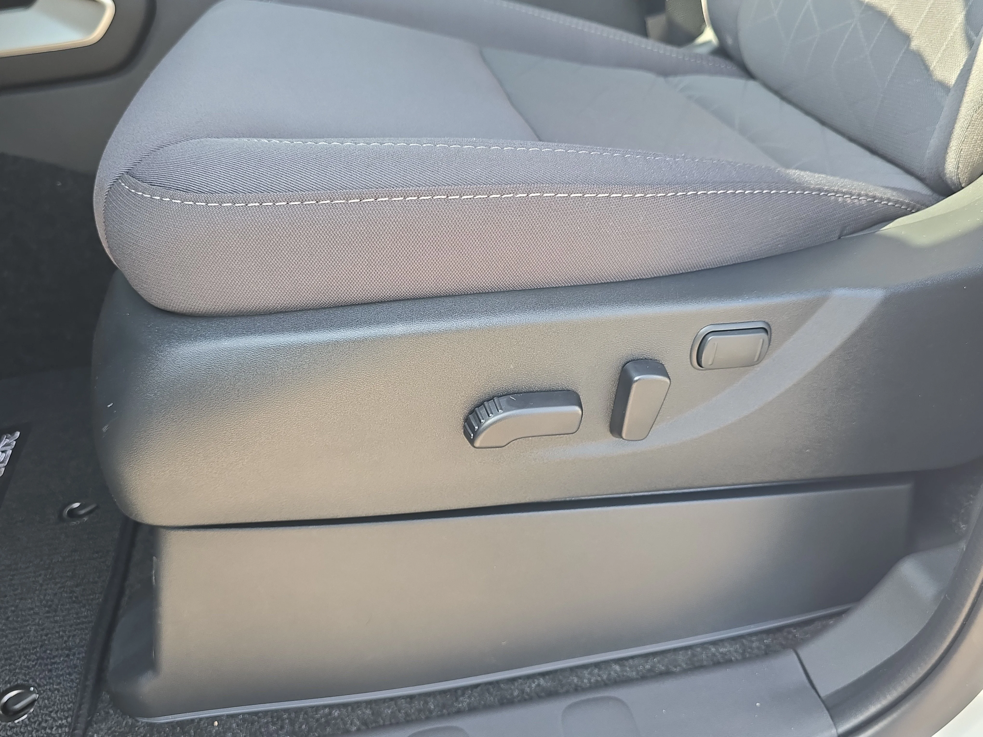 New 2026 Glacier White Nissan Crew Cab SV image 31