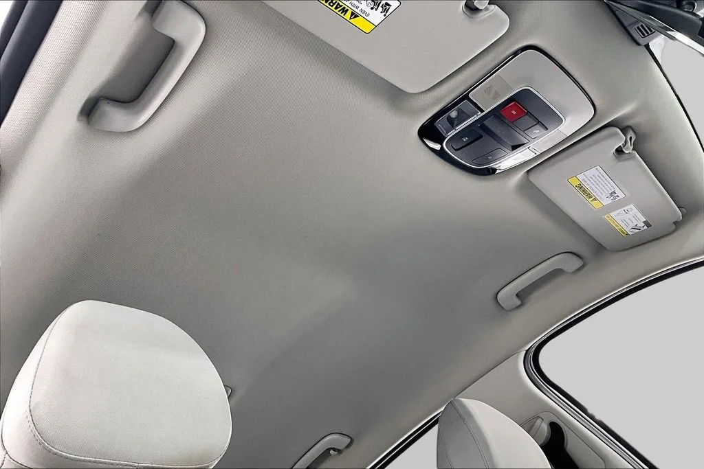 Certified Used 2025 White Pearl Hyundai SE image 22