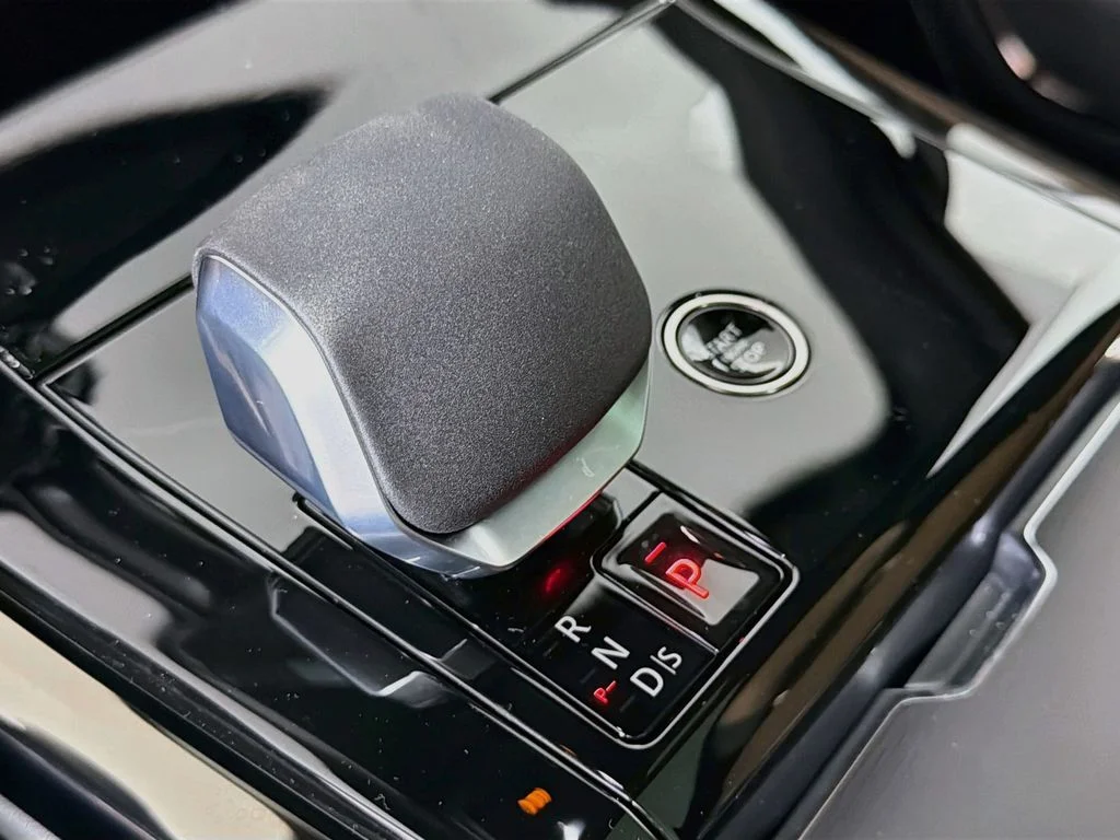New 2026 Fuji White Land Rover Dynamic SE image 17