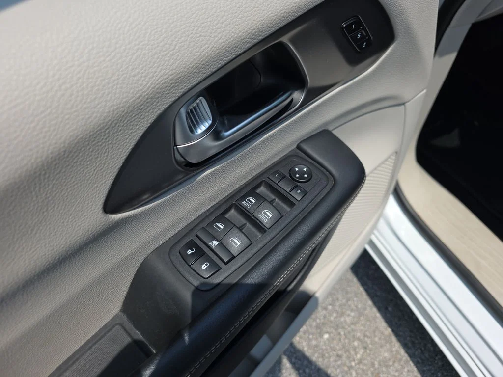 Used 2023 White Chrysler Touring L image 18