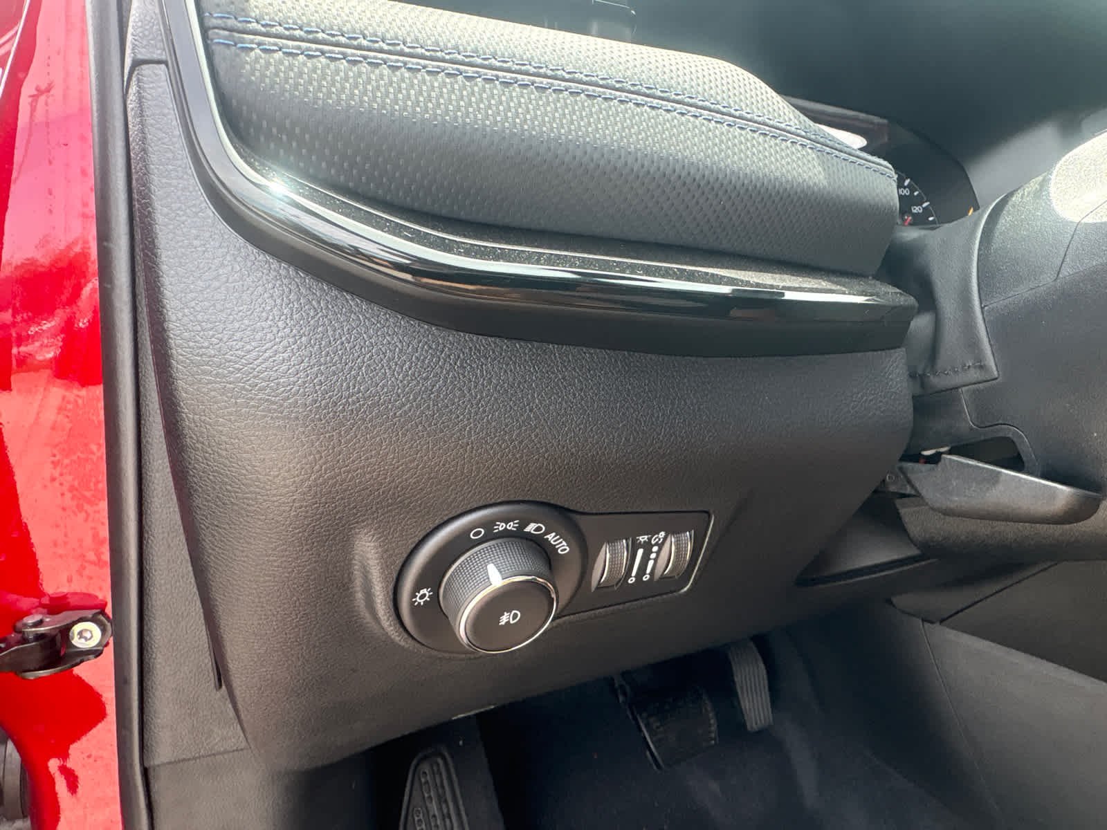 New 2026 Red Hot Pearl-Coat Exterior Paint Jeep Latitude image 20