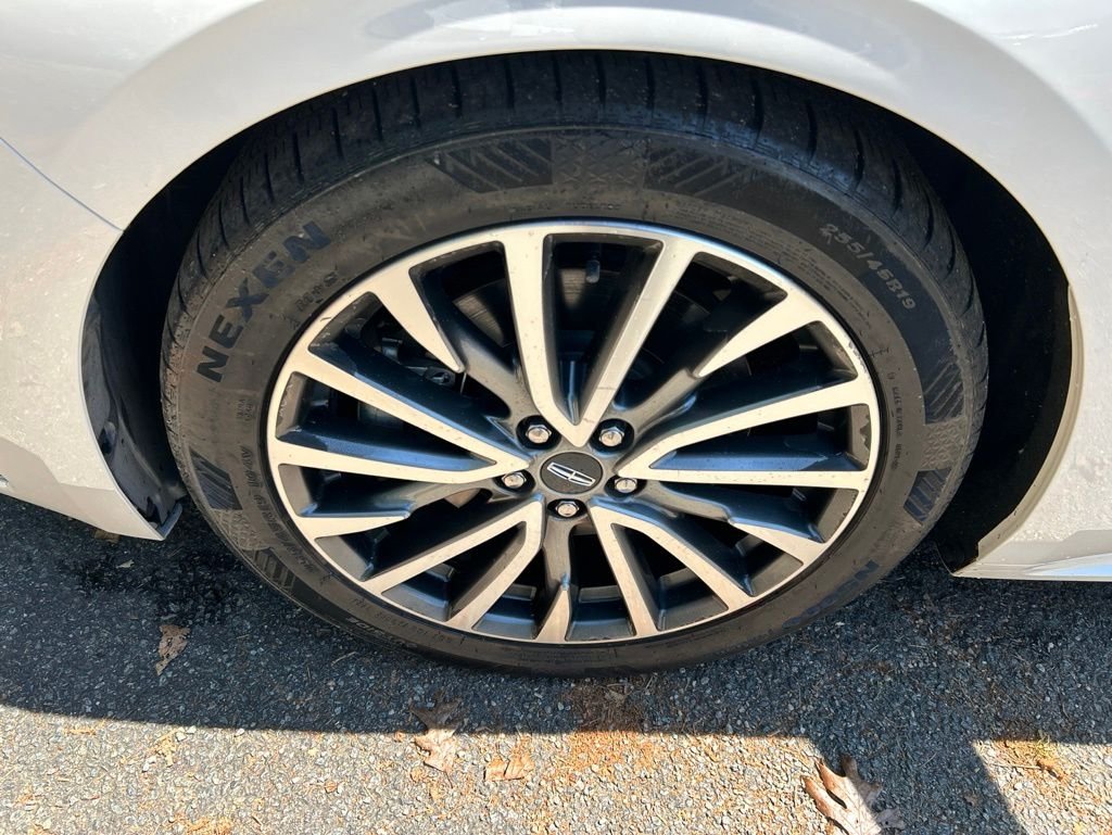 Used 2017 White Lincoln Select image 12