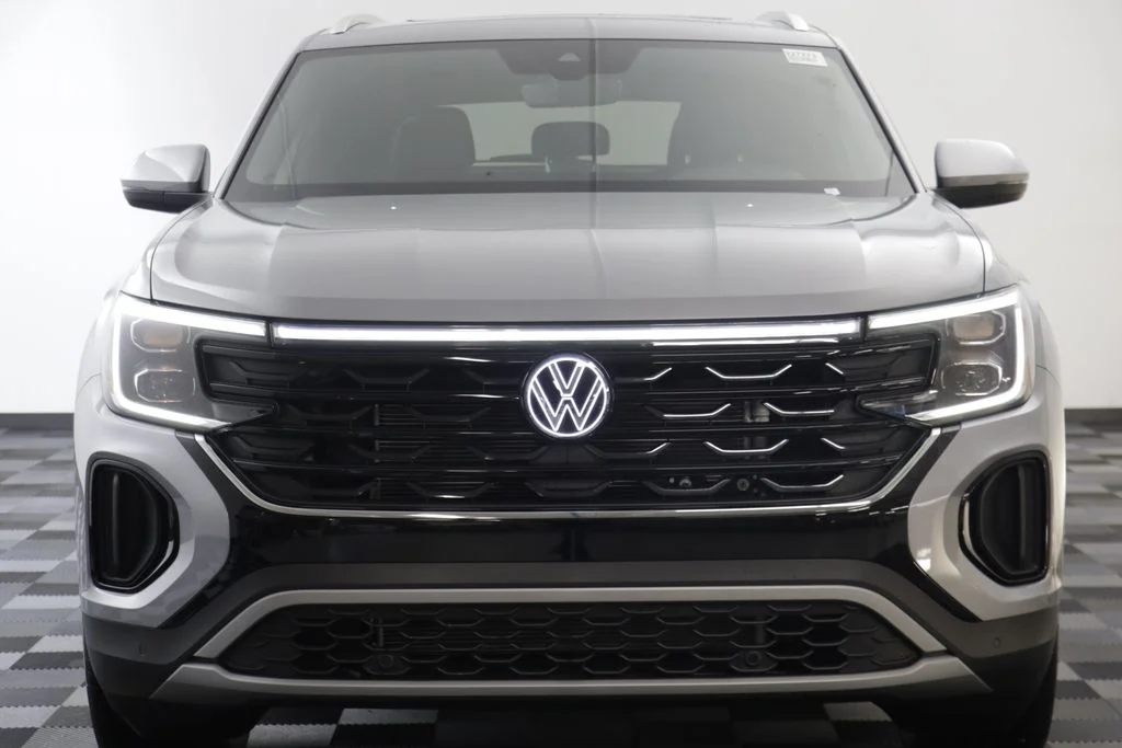 New 2026 Silver Mist Volkswagen SE w/Technology image 21