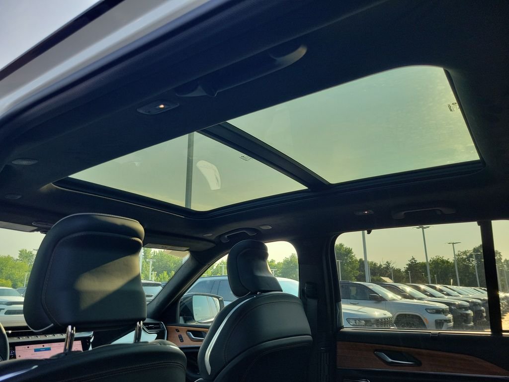 New 2026 Bright White Clear-Coat Exterior Paint Jeep Summit image 13