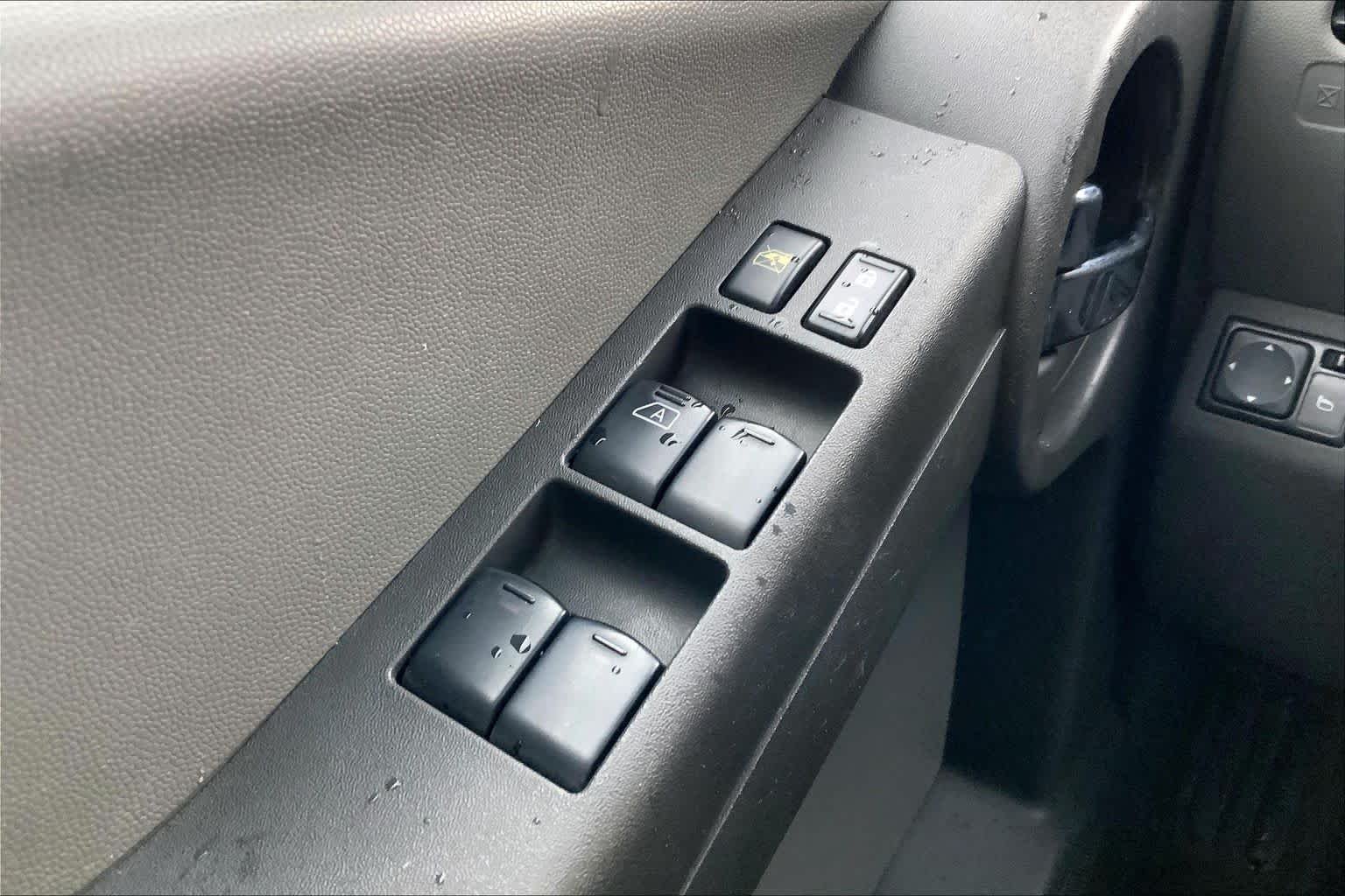 Used 2012 Avalanche Nissan S image 28