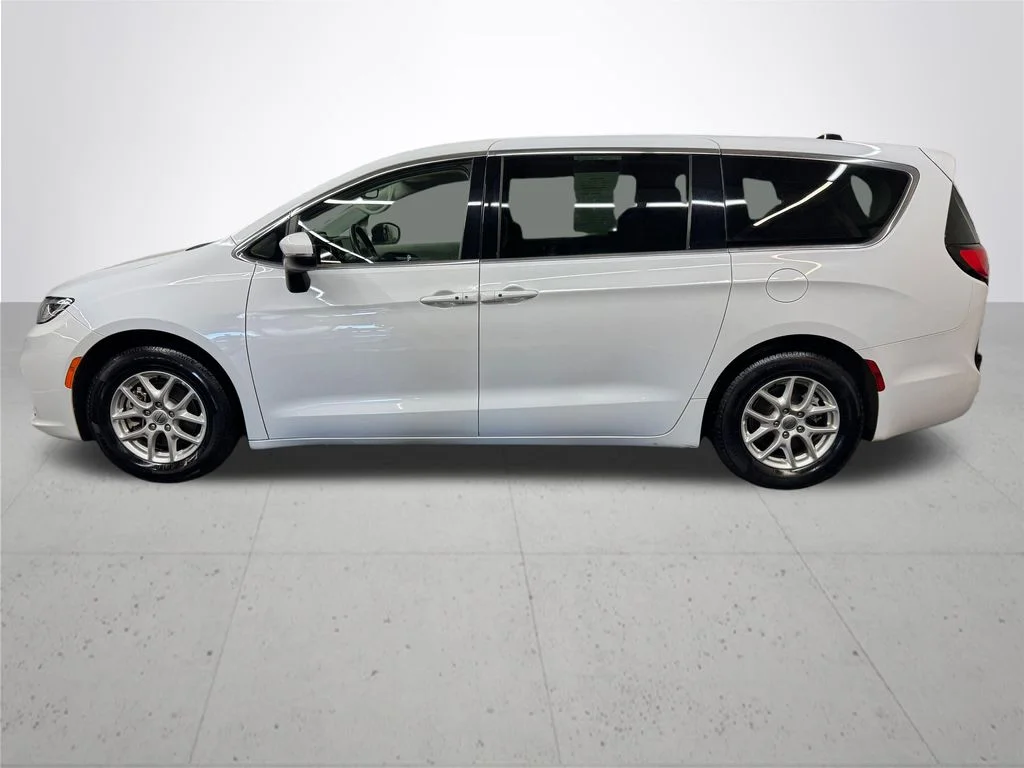 Used 2023 White Chrysler Touring L image 3