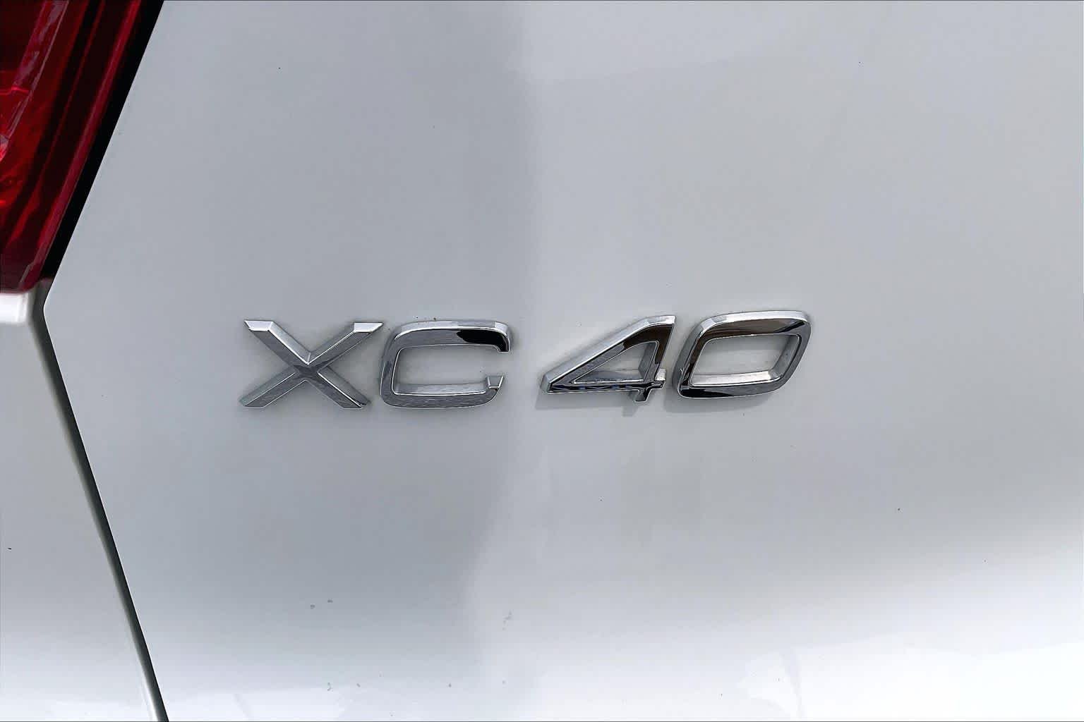 Used 2023 Crystal White Metallic Volvo Plus Dark Theme image 32