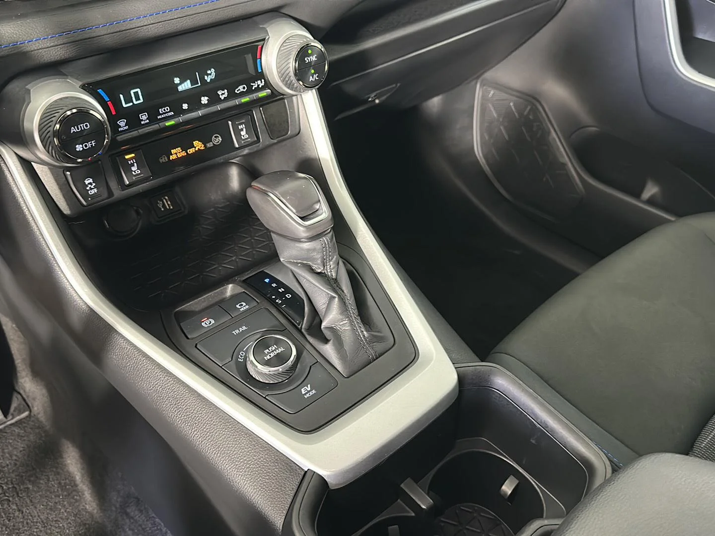 Used 2024 Wind Chill Pearl Toyota Hybrid SE image 19