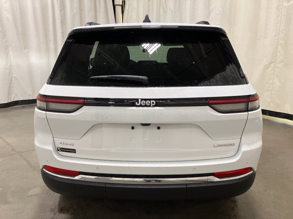 New 2026 Bright White Clear-Coat Exterior Paint Jeep Laredo image 24