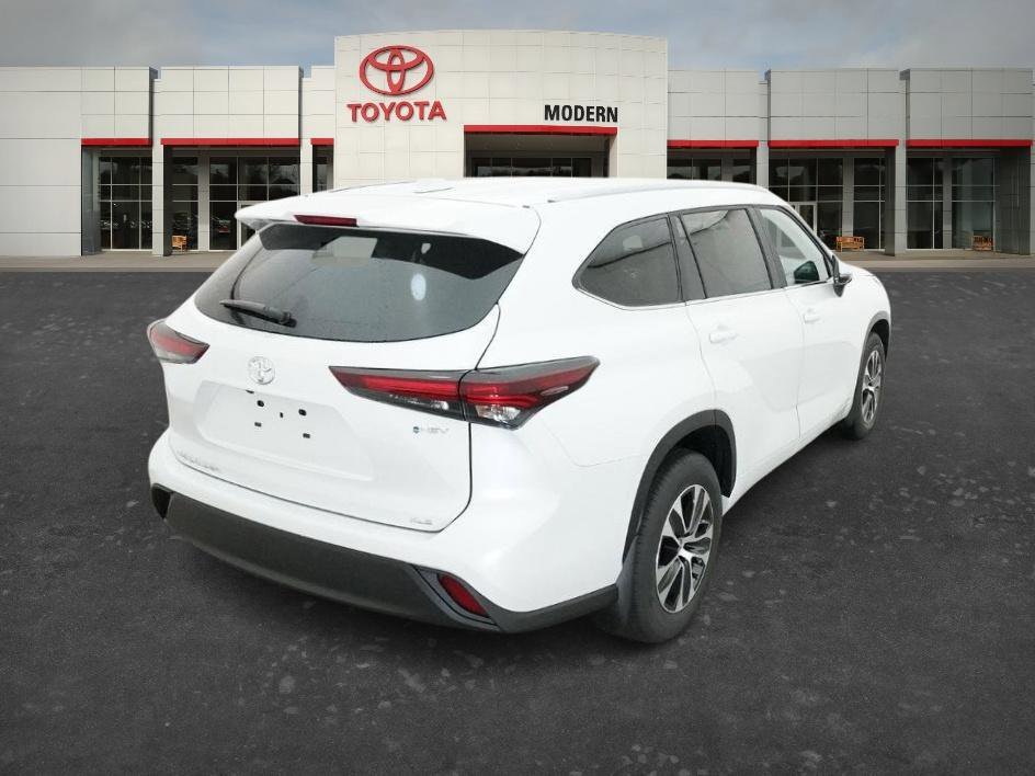 New 2026 Wind Chill Pearl Toyota Hybrid XLE image 7