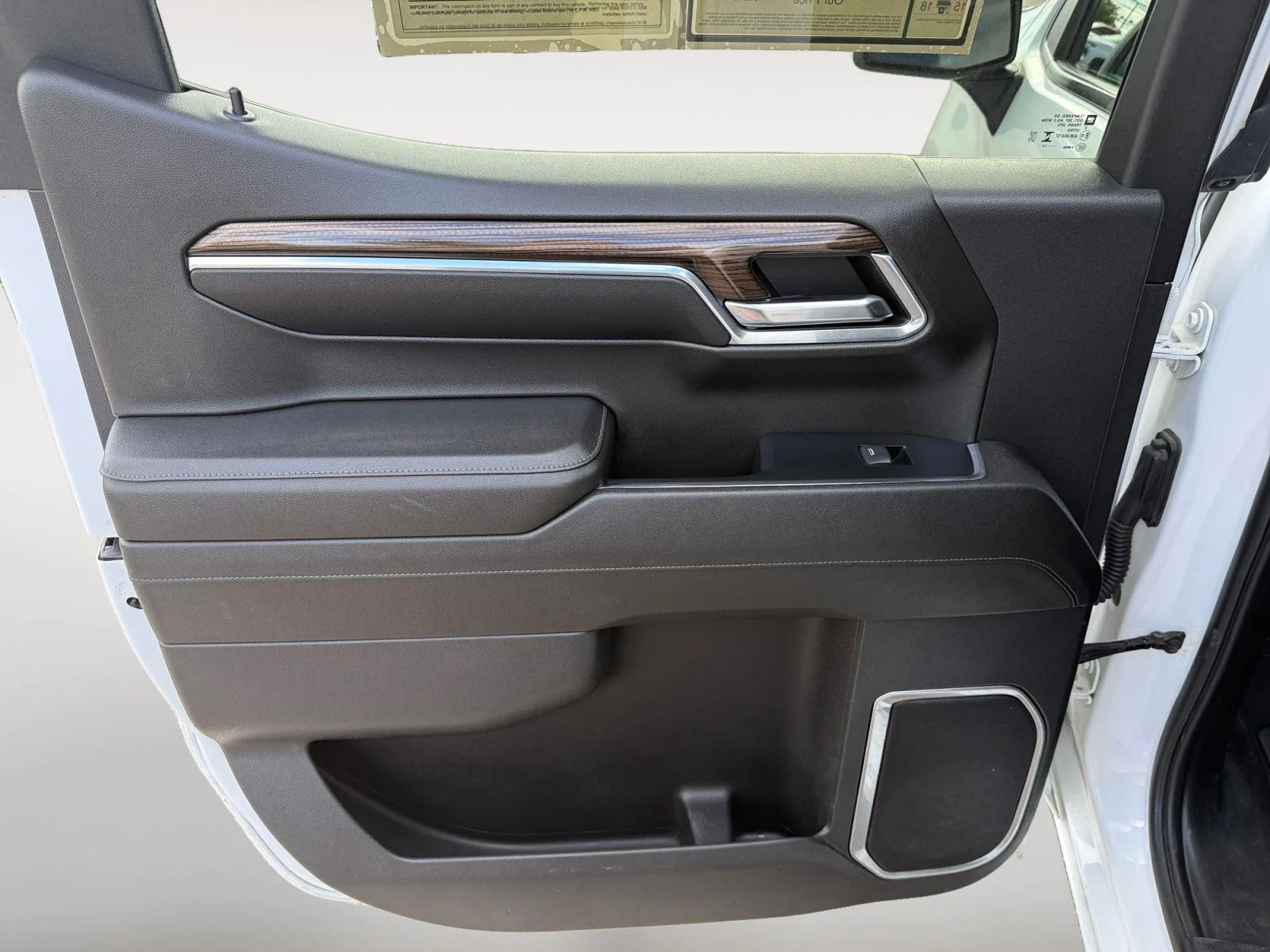 Used 2024 Summit White Chevrolet LT image 18