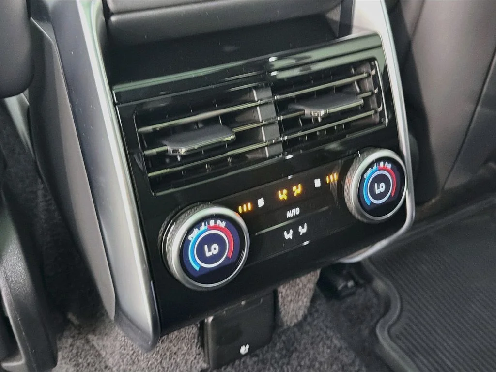 New 2026 Eiger Grey Land Rover SE image 27