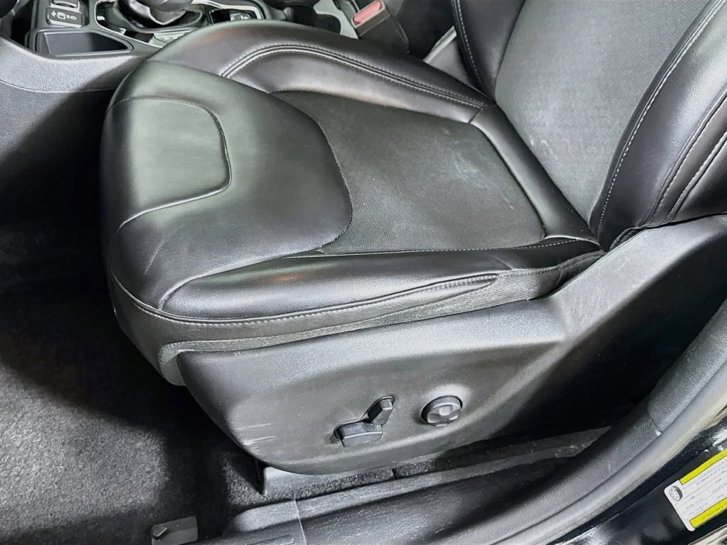 Used 2019 Black Jeep Latitude Plus image 24