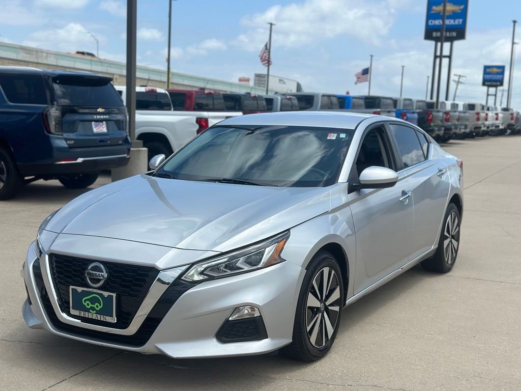 Used 2022 Silver Nissan 2.5 SV image 2