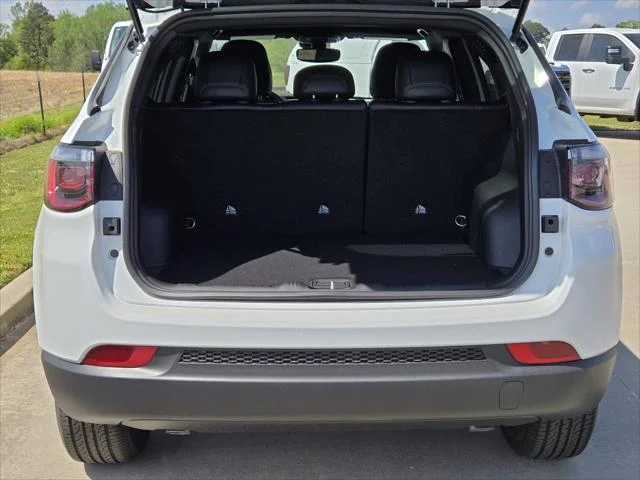 New 2026 Bright White Clear-Coat Exterior Paint Jeep Latitude image 7