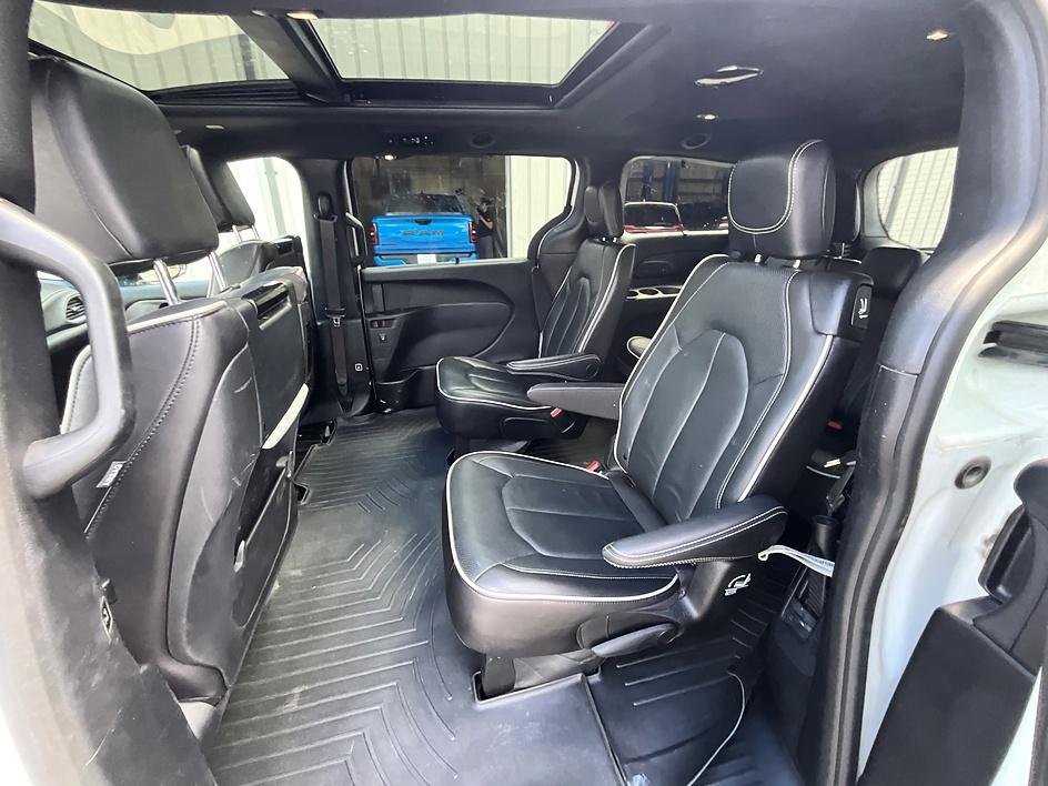 Used 2024 White Chrysler Limited image 29