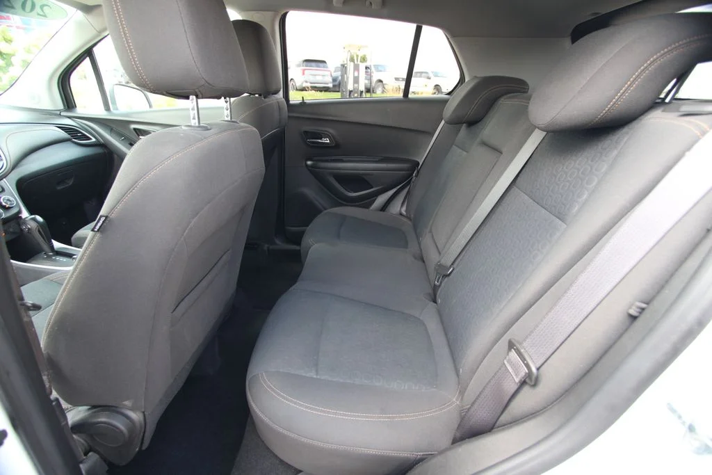 Used 2022 White Chevrolet LS image 7