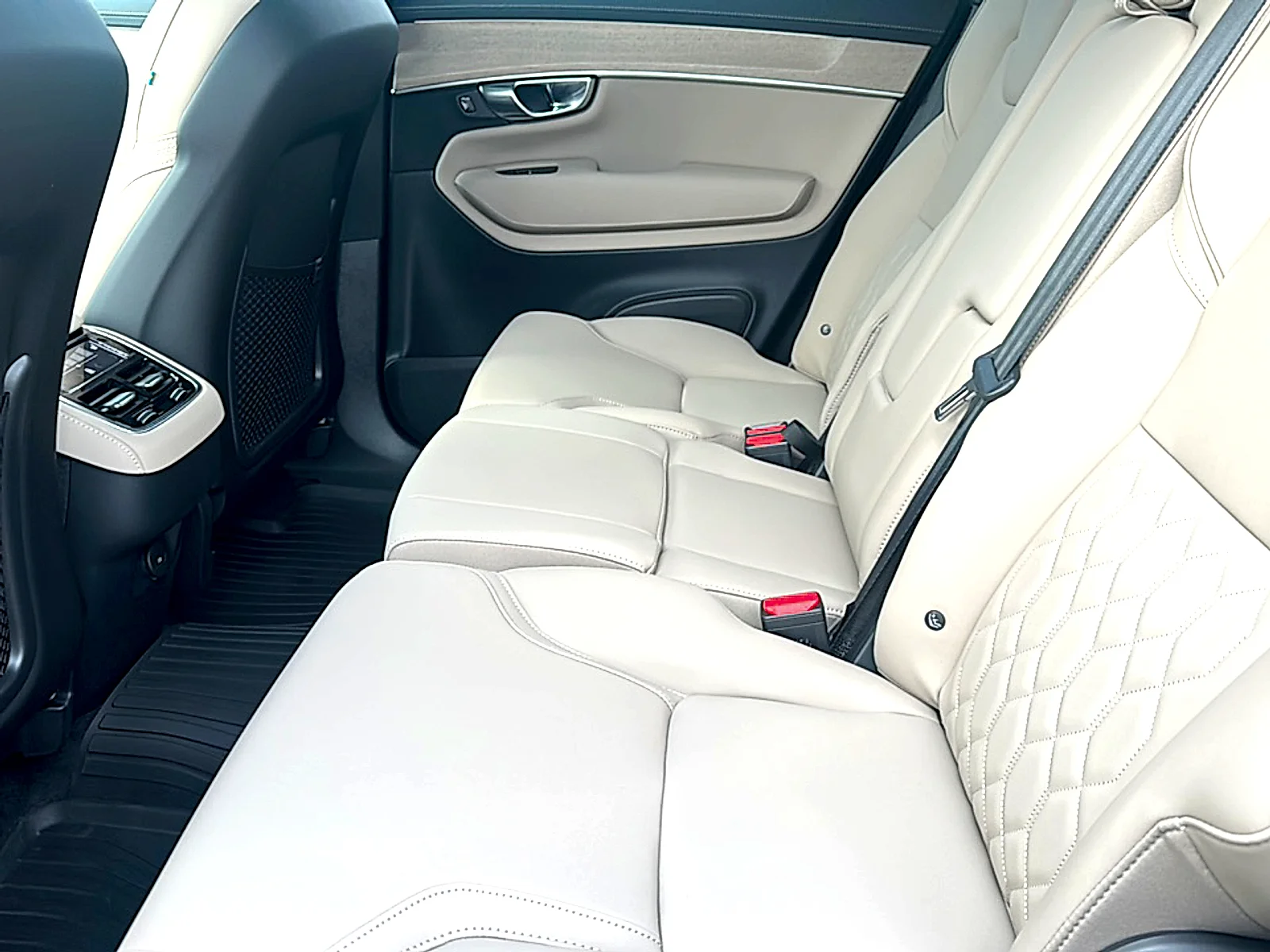 2026 Volvo XC90 Plus - Photo 15