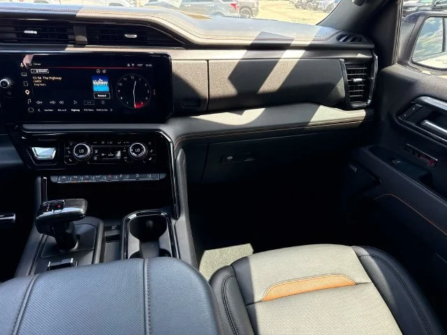 Used 2025 White GMC AT4 image 31